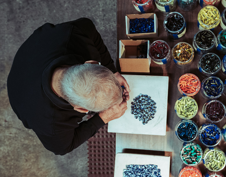 Lino Tagliapietra preparing murrine for an artwork. 