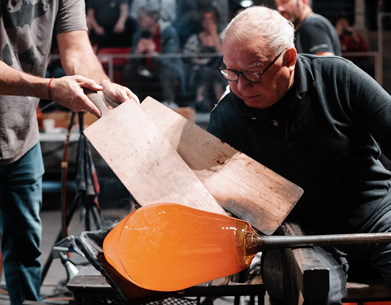 Lino Tagliapietra shaping a blown glass artwork.