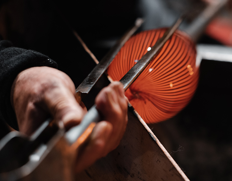 Lino Tagliapietra shaping a blown glass artwork. 