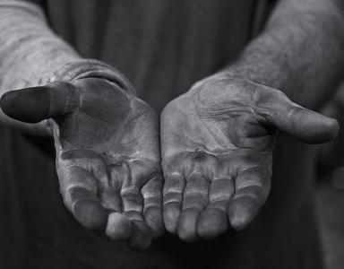 Black and white photo of Lino Tagliapietra’s hands. 