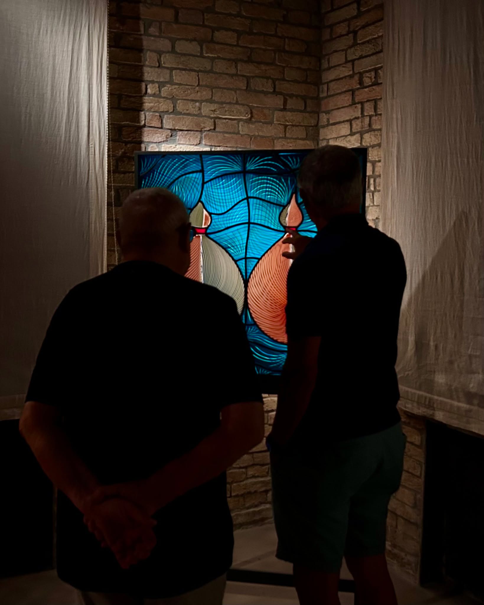 The Maestro steps into Layers of Light.
The new exhibition by the Lino Tagliapietra Foundation for @theveniceglassweek 2026 explores the moment when glass meets light, where reflections become form and silhouettes emerge from shadow.

→ Book your visit at the link in bio

• Preview opening: 1–11 September 2026
• Official opening: 12 September 2026
• The exhibition will remain open until 31 October 2026
Visits are by reservation only.

Fondamenta Serenella 15/B
Murano, Venice

•

Il Maestro visita Layers of Light.
La nuova mostra della Fondazione Lino Tagliapietra in occasione della @theveniceglassweek 2026 esplora l'incontro tra vetro e luce, dove i riflessi diventano forma e i profili emergono dall'ombra.

→ Prenota la tua visita al link in bio

• Anteprima: 1–11 settembre 2026
• Inaugurazione ufficiale: 12 settembre 2026
• La mostra resterà aperta fino al 31 ottobre 2026
Layers of Light si potrà visitare esclusivamente su prenotazione.

Fondamenta Serenella 15/B
Murano, Venezia

#LinoTagliapietra #Glassblowing #glassartist #MuranoGlass #theveniceglassweek